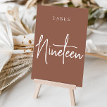 Rust Hand Scripting Table NINETEEN Tischnummer<br><div class="desc">Einfache und schicke Tischnummer-Karten im Erdton Rost braun und Weiß machen eine elegante Aussage bei Ihrer Hochzeit oder Veranstaltung. Das Design bietet "table [number]" in einem spannenden Mix aus klassischen Serifen und handgeschriebenen Skripten. Design wiederholt sich auf beiden Seiten. Einzelne nummerierte Karten werden separat verkauft; bestellen Sie jede Tischnummer einzeln...</div>