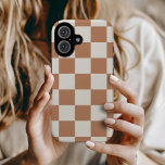Rust Retro Karo iPhone 16 Hülle<br><div class="desc">Die schicke Boho-Schachbrettablage in Creme und Rost-Orange-Farben. Verwenden Sie die Entwurfswerkzeuge, um eigene Monogramme, Namen oder andere Texte hinzuzufügen oder die Hintergrundfarbe zu ändern, um eine einzigartige Geräteabdeckung zu erstellen.</div>
