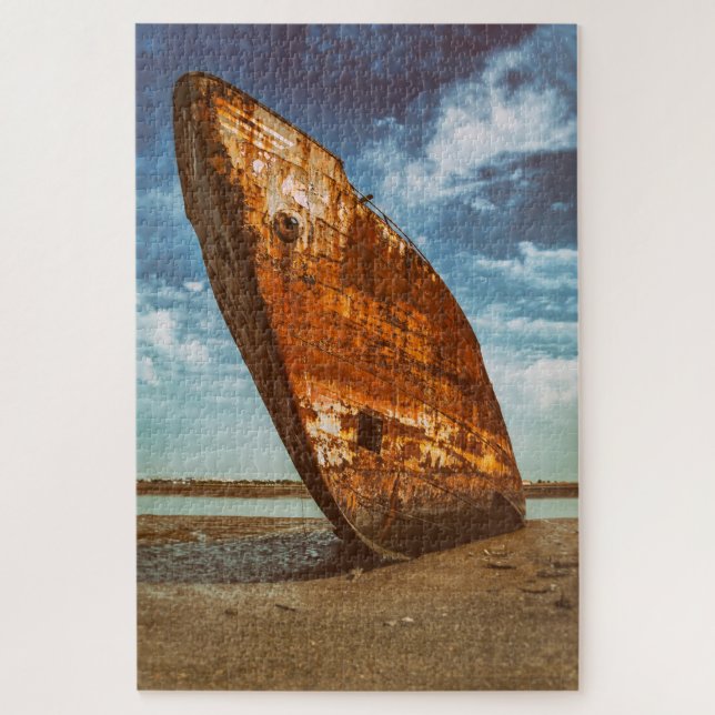 Rusted Shipwreck an einem Strand gelegen oder gest (Vertikal)