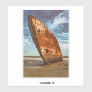 Rusted Shipwreck an einem Strand gelegen oder gest Aufkleber