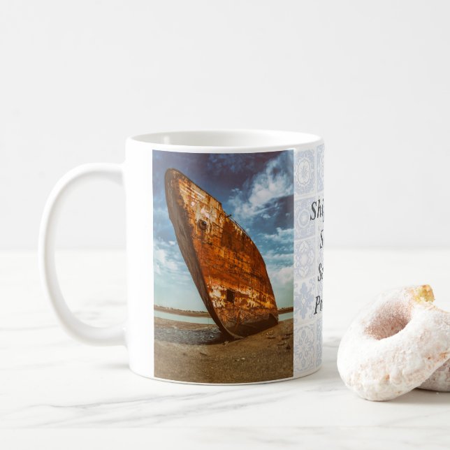 Rusted Shipwreck an einem Strand gelegen oder gest Kaffeetasse (Mit Donut)