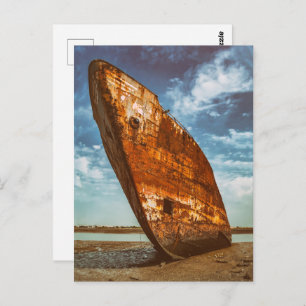 Rusted Shipwreck an einem Strand gelegen oder gest Postkarte