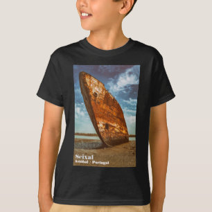 Rusted Shipwreck an einem Strand gelegen oder gest T-Shirt