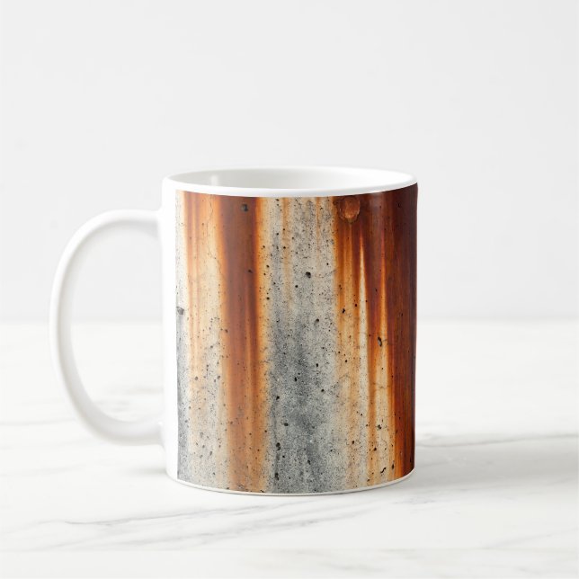Rustgezogene Grunge Wand: Texturierte Saging Kaffeetasse (Links)