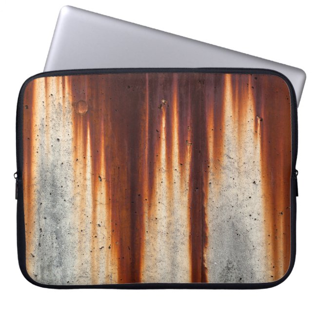 Rustgezogene Grunge Wand: Texturierte Saging Laptopschutzhülle (Vorderseite)
