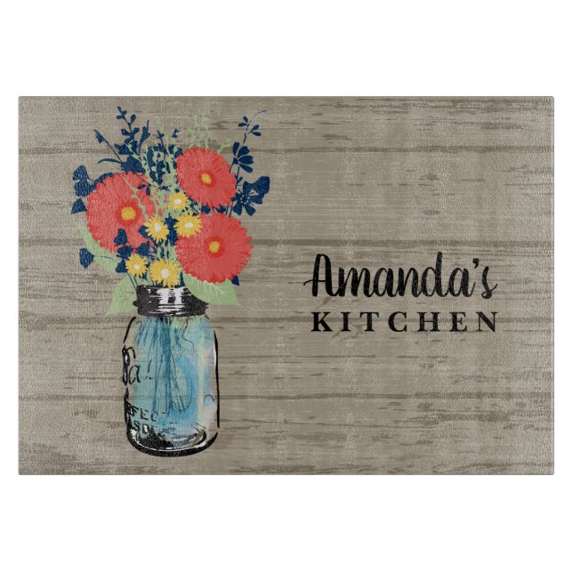 Rustic Barn Coral Gerber Daisy Mason Jar Monogram Schneidebrett (Vorderseite)