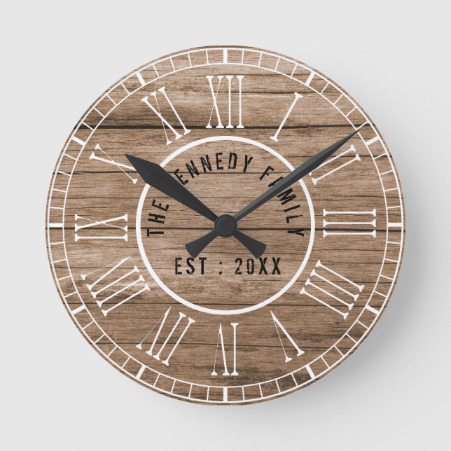 Rustic Barn Wood Farmhouse White Roman Numerals Runde Wanduhr (Vorderseite)