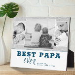 Rustic Blue Best Papa Vatertag 3 FotoCollage Fotoplatte<br><div class="desc">Modern und rustikal Blue Best Papa Ever Vatertag 3 Foto Collage Plakat. Grauer rustikaler und weißer Hintergrund mit dunkelblauer Trendtypografie. Personalisieren Sie mit 3 bevorzugten Fotos und Ihren Namen in der süßen Nachricht. Schwarz-Weiß-Fotos sehen gut aus. Ändern Sie die Textdatei in Papa, Pap oder Papa, wenn Sie gewollt haben. Ein...</div>