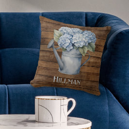 Rustic Blue Hydrangea Watering kann Personalisiert Kissen