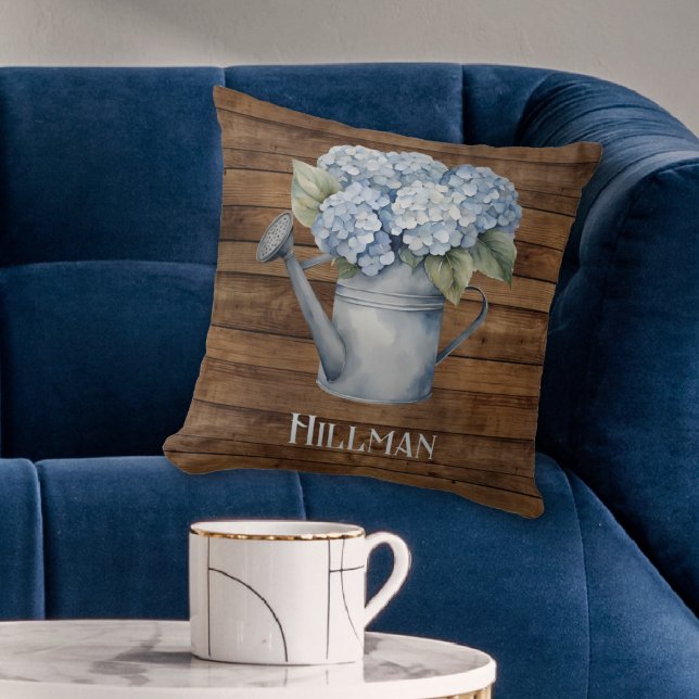 Rustic Blue Hydrangea Watering kann Personalisiert Kissen (Rustic Blue Hydrangea Watering Can Personalized Throw Pillow
)
