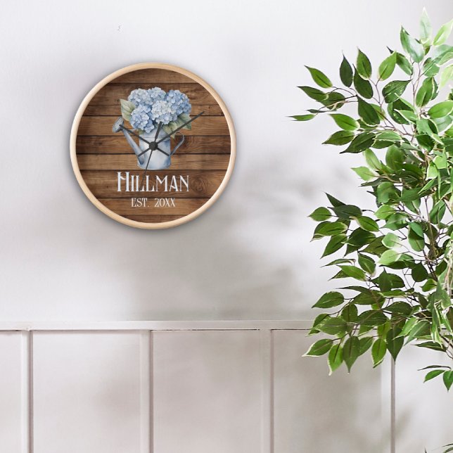 Rustic Blue Hydrangea Watering kann Personalisiert Uhr (Rustic Blue Hydrangea Watering Can Personalized Clock
)