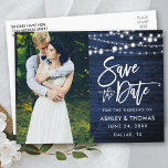 Rustic Blue Wood Lights Pinselschrift Save the Dat Postkarte<br><div class="desc">Modernes Pinselskript,  rustikales blaues Holz,  String Lights Save the Date Verlobung Couple Foto Postcard</div>