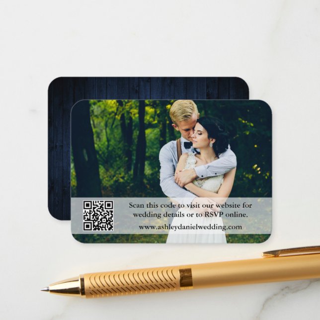 Rustic Blue Wood Wedding Website QR Overlay Foto Begleitkarte (Vorderseite/Rückseite Beispiel)
