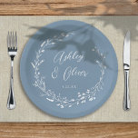 Rustic Boho Dusty Blue Wildblume Blumenhochzeit Pappteller<br><div class="desc">Diese elegante Hochzeitspapiertafel besticht durch einen schönen,  staubblauen Hintergrund mit handgezeichnet Wildblume-Kranz und eleganter Typografie in Weiß. Es ist ein perfektes Design für eine rustikale,  aber elegante Hochzeit und koordiniert mit unserer rustikalen Wildblumen-Kollektion... Sehen Sie sich die Kollektion für weitere Artikel an!</div>