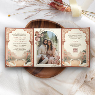 Rustic Boho Earthy Floral Indian Swan Wedding Dreifach Gefaltete Einladung