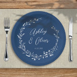 Rustic Boho Navy Blue Wildblume Floral Wedding Pappteller<br><div class="desc">Diese elegante Hochzeitspapiertafel besticht durch einen schönen marineblau-Hintergrund mit handgezeichnet Wildblume-Kranz und eleganter Typografie in Weiß. Es ist ein perfektes Design für eine rustikale,  aber elegante Hochzeit und koordiniert mit unserer rustikalen Wildblumen-Kollektion... Sehen Sie sich die Kollektion für weitere Artikel an!</div>