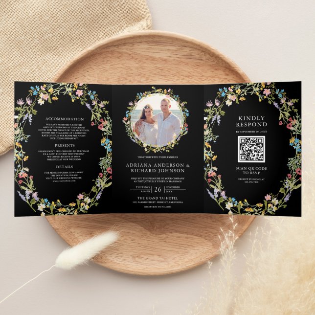 Rustic Boho Wildblume Foto QR Code Black Wedding Dreifach Gefaltete Einladung (Von Creator hochgeladen)