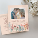 Rustic Boho Wildblume Wedding Save the Date Foto Postkarte<br><div class="desc">Diese elegante, schöne moderne Hochzeit speichern das Datum Features whimsical Wildblume Illustrationen, mit Platz für Sie, um ein Foto des verlobten Paar hinzuzufügen. Die neutrale Palette dieses Designs macht es zu einer idealen Wahl für Hochzeiten im Sommer, Hochzeiten, rustikale Hochzeiten und Hochzeiten im Herbst, die sich nahtlos in ein lässiges...</div>