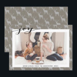 Rustic Brown Gray Burlap Elegantes Skript Minimali Feiertagskarte<br><div class="desc">Rustikal Braun Grau Burlap Elegant Script Minimalistisch Holiday Card. Senden Sie Ihren personalisierten und individuell gestaltbaren Urlaub an Freunde, Kollegen und Familie in schlichten, eleganten und modernen Foto Design festliche, natürliche minimalistische Stilkarten! Eine wunderschöne Kalligraphie von " joy " umrahmt Ihr Foto vor sich. Unter Foto finden Sie Ihre persönliche...</div>