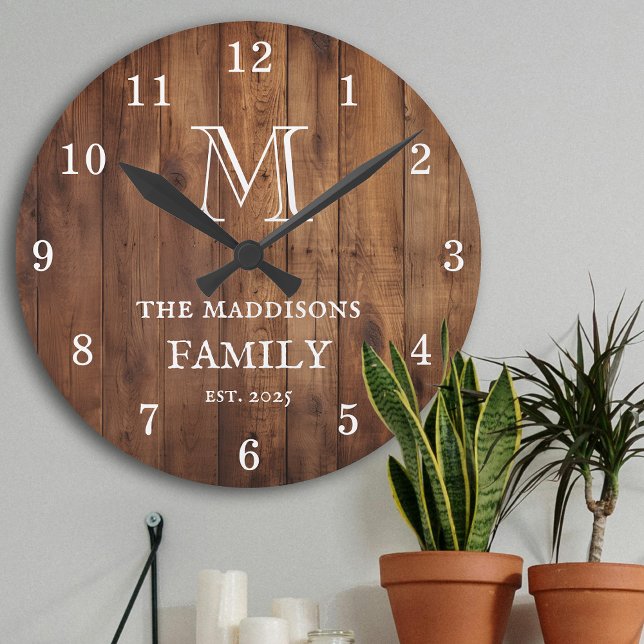 Rustic Brown Wood Custom Family Monogram and Name Runde Wanduhr (Von Creator hochgeladen)