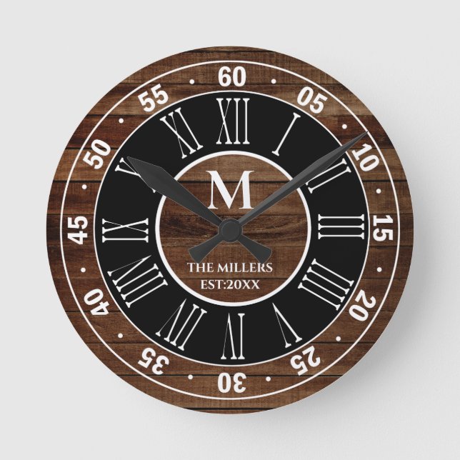 Rustic Brown Wood Pallet Roman Numeral Monogram Runde Wanduhr (Vorderseite)