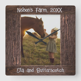 Rustic Brown Wood Text Editable Faux Photo Frame Quadratische Wanduhr