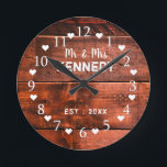 Rustic Brown Wood Wedding Anniversary Runde Wanduhr<br><div class="desc">A rustic wood wall clock to personalize with name and year. Makes an unique gift for wedding anniversary, housewarming and newlyweds.</div>