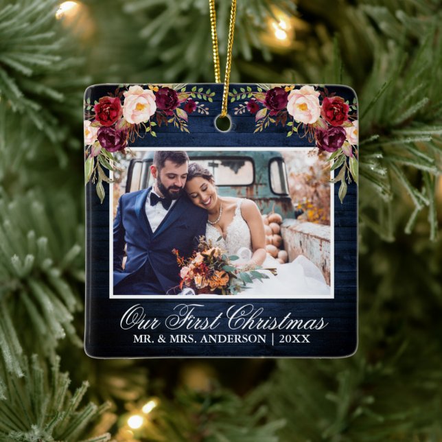 Rustic Burgundy Blauer Wald Erste Weihnachten Keramikornament (Baum)