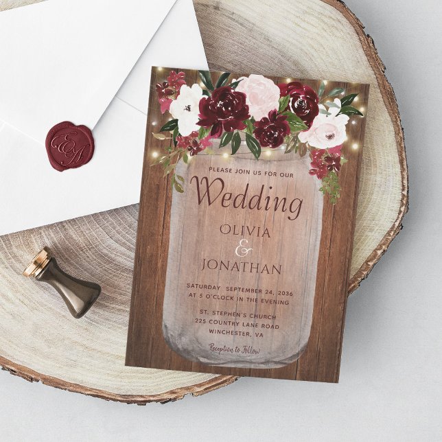 Rustic Burgundy Floral Mason Jar Wedding Einladung (Von Creator hochgeladen)