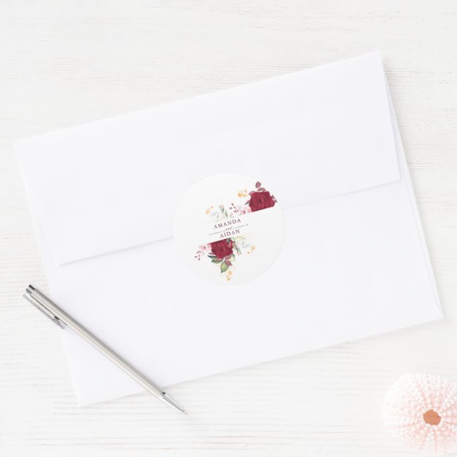 Rustic Burgundy Red Rose Floral Wedding Runder Aufkleber (Umschlag)