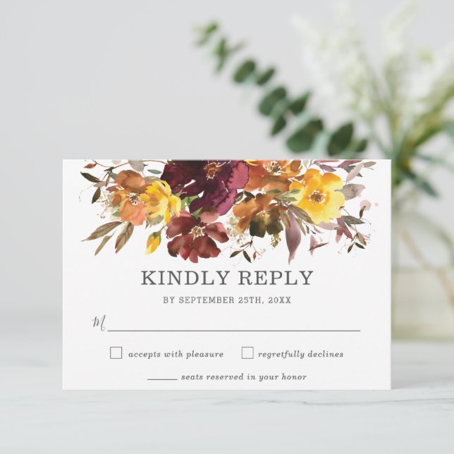 Rustic Burgundy Yellow Floral Wedding RSVP Card Karte (Stehend Vorderseite)