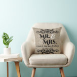 Rustic Burlap Look Mr. und Mrs. Wedding Kissen<br><div class="desc">© 2014 Sozialite Designs. Unser Hochzeitskissenpillow hat einen kratzigen Hintergrund mit Mr. und Mrs. Text-Bild, sowie anpassbaren Braut- und Bräutigam-Text und Datum. Das obere und untere Kissen hat Vintage Schnörkel. Alle Designelemente können individuell an Ihren Anzug angepasst werden. Sie können die Designelemente individuell anpassen oder löschen. Bitte kontaktieren Sie Socialite...</div>