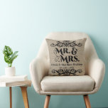 Rustic Burlap Look Mr. und Mrs. Wedding Kissen<br><div class="desc">© 2014 Sozialite Designs. Unser Hochzeitskissenpillow hat einen kratzigen Hintergrund mit Mr. und Mrs. Text-Bild, sowie anpassbaren Braut- und Bräutigam-Text und Datum. Das obere und untere Kissen hat Vintage Schnörkel. Alle Designelemente können individuell an Ihren Anzug angepasst werden. Sie können die Designelemente individuell anpassen oder löschen. Bitte kontaktieren Sie Socialite...</div>