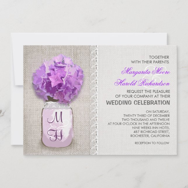 Rustic Burlap Mason Jar Lila Hydrangea Wedding Einladung (Vorderseite)