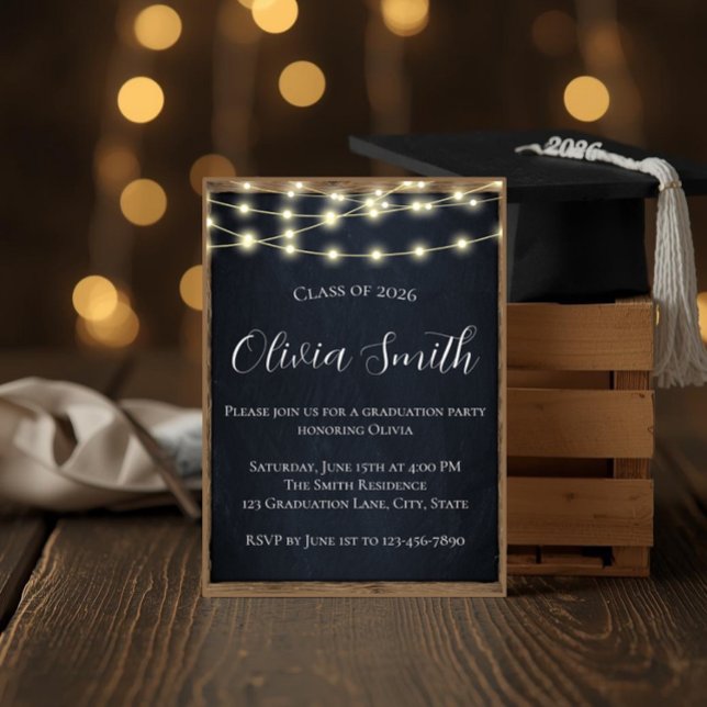 Rustic Chalkboard & String Lights Graduation Party Einladung (Von Creator hochgeladen)