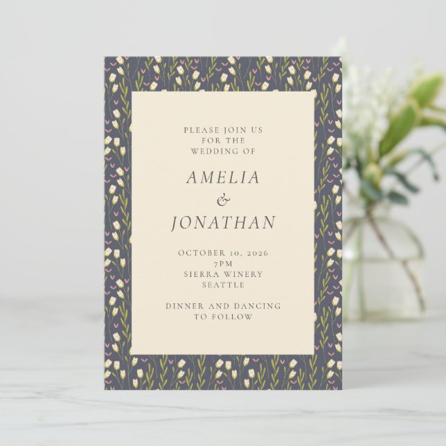 Rustic Chic Navy Garden Floral Stilvolle Hochzeit Einladung (Stehend Vorderseite)
