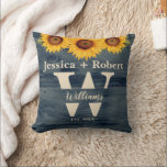 Rustic Country Blue Wood Grain Sonnenblume Kissen<br><div class="desc">Rustikales Land Blue Wood Grain Sonnenblumenkissen,  maßgeschneiderte Hochzeitsnahrung und/oder Jubiläumsgeschenk.</div>