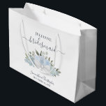 Rustic Dusty Blue Boho Floral Wedding Bridesmaid Große Geschenktüte<br><div class="desc">Diese schöne Geschenktasche ist für die Brautmädchen bei Ihrer Hochzeit konzipiert. Es zeichnet sich durch ein wunderschönes, schicke Design aus, mit handgemalten Aquarellfarben und Blüten in staubigen Blau- und Salbei-Grün-Tönen. Es gibt Platz für ihren Namen, die Namen des Paares und das Hochzeitsdatum. Ein wunderbarer Weg, ihr zu danken, dass sie...</div>