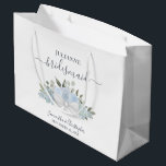 Rustic Dusty Blue Boho Floral Wedding Bridesmaid Große Geschenktüte<br><div class="desc">Diese schöne Geschenktasche ist für die Brautmädchen bei Ihrer Hochzeit konzipiert. Es zeichnet sich durch ein wunderschönes, schicke Design aus, mit handgemalten Aquarellfarben und Blüten in staubigen Blau- und Salbei-Grün-Tönen. Es gibt Platz für ihren Namen, die Namen des Paares und das Hochzeitsdatum. Ein wunderbarer Weg, ihr zu danken, dass sie...</div>