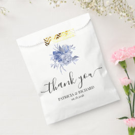 rustic dusty blue roses and other flowers geschenktütchen