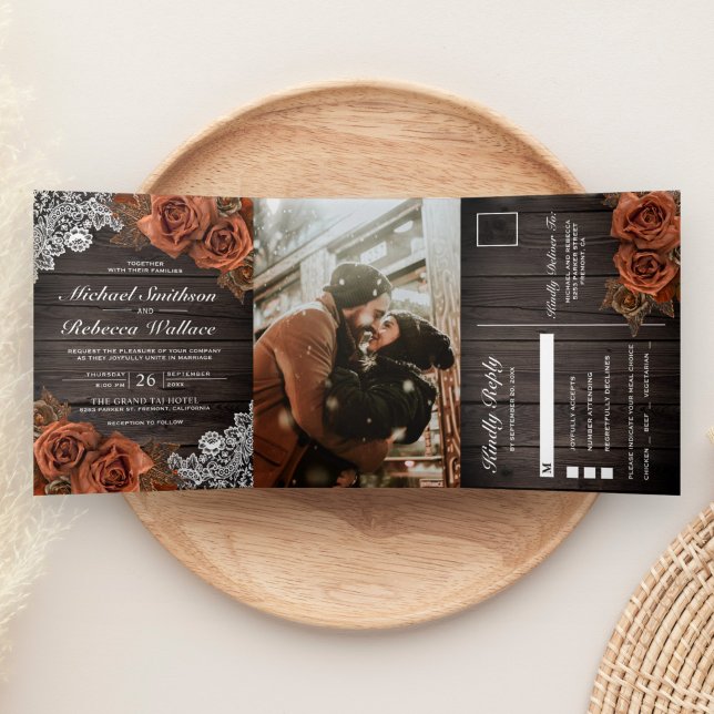 Rustic Earthy Wood Dusty Terracotta Rose Wedding Dreifach Gefaltete Einladung (Von Creator hochgeladen)