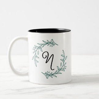 Rustic Evergreen Personalized Name Initial Wreath Zweifarbige Tasse