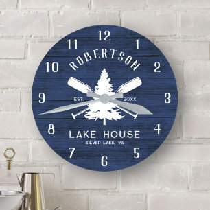 Rustic Family Lake House Fir Tree Navy Blue Wood Runde Wanduhr