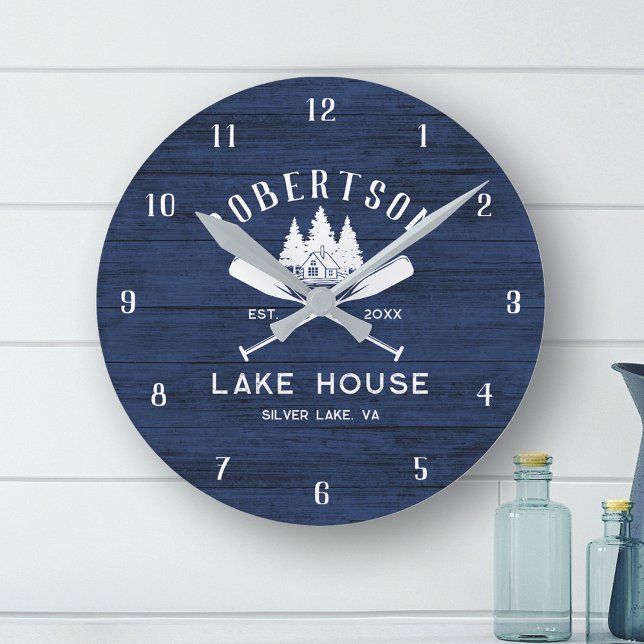 Rustic Family Lake House Navy Blue Wood Runde Wanduhr (Von Creator hochgeladen)