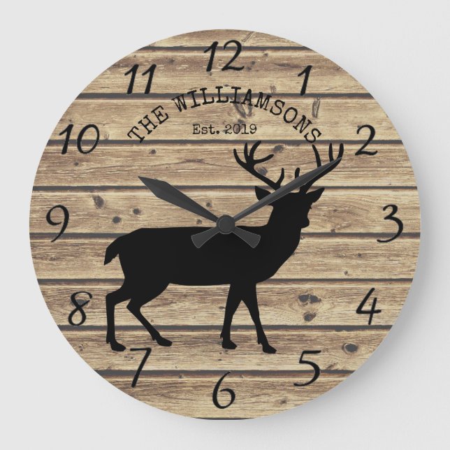 Rustic Family Name Wood Cabin Deer Buck Große Wanduhr (Vorderseite)