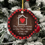 Rustic First Christmas New Zuhause Heart Kariert Keramik Ornament<br><div class="desc">Dieses erste Weihnachtsfest in unserem neuen Zuhause Keepake-Ornament-Design bietet Platz für Ihren persönlichen Text auf einem warmen roten und schwarzen Büffel kariert & Holz Hintergrund mit einer niedlichen kleinen Hausgrafik und ein Herz. Die Kollektion der Koordinationsprodukte ist in unserem Shop, zazzle.com/store/doodlelulu, erhältlich. Kontaktieren Sie uns, wenn Sie dieses Design auf...</div>