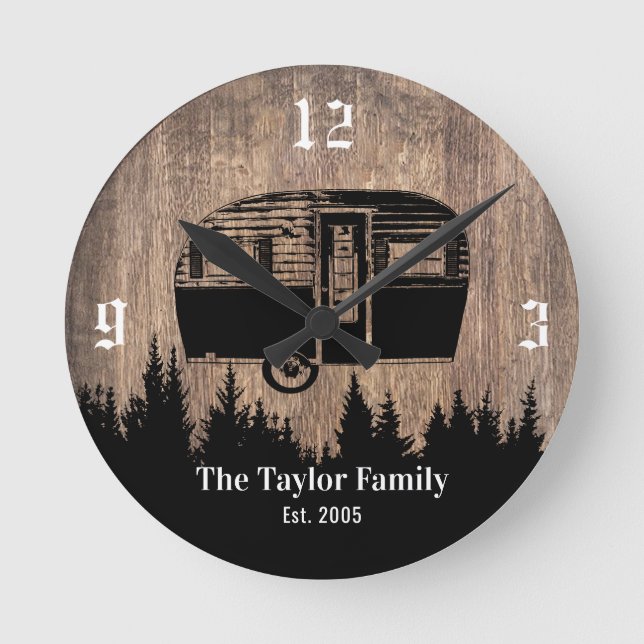 Rustic Forest Camping Trailer Happy Campers Family Runde Wanduhr (Vorderseite)