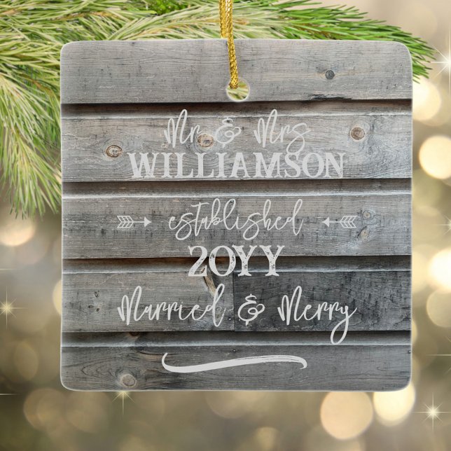 Rustic Grauer Barn Erstes Verheiratetes Foto Keramikornament (Married & Merry rustic wood personalized ornament with your photo)
