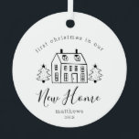 Rustic House and Trees First Christmas New Zuhause Ornament Aus Metall<br><div class="desc">Rustikales Haus und Weihnachtsbäume Erste Weihnachtsfeier Neu Zuhause - Dieses bezaubernde erste Zuhause-Ornament verfügt über ein illustriertes Saltkasten-Haus mit einem Weihnachtsbaum auf jeder Seite. Ornament liest "erste Weihnachten in unserem neuen Zuhause" mit Ihrem Namen und Jahr. Auf der Rückseite dieses einfachen Ornaments finden Sie Ihre neue Adresse. Was für eine...</div>