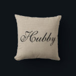 Rustic Hubby Herr Pillow Kissen<br><div class="desc">Dieses rustikale Kissen in Grabfarbe ist mit einem extravaganten Schriftzeichen geschmückt,  das auf der Vorderseite "Hubby" und auf der Rückseite "Mr." sagt,  was es perfekt für den süßen Tisch,  das Sofa oder das Bett der Jungvermählten macht. Scroll runter,  um die koordinierende Wifey / Mrs. cushion zu sehen.</div>